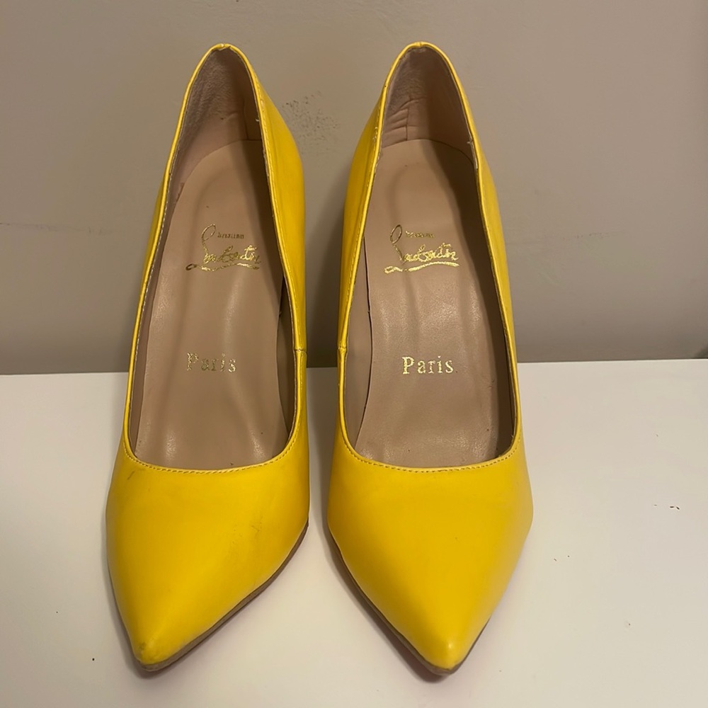Yellow pumps